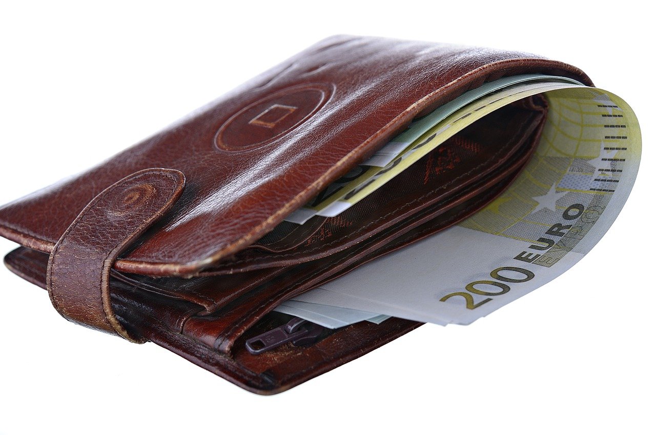 Βόλος: 50χρονη βρήκε πορτοφόλι με 2.000 ευρώ και το παρέδωσε στην αστυνομία – Ανήκε σε ξένο αθλητή