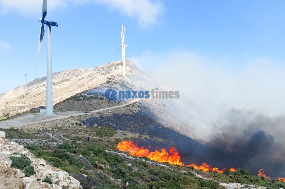 Νάξος: Μαίνεται φωτιά στον Κόρωνο – Επιχείρηση κατάσβεσης σε χορτολιβαδική έκταση