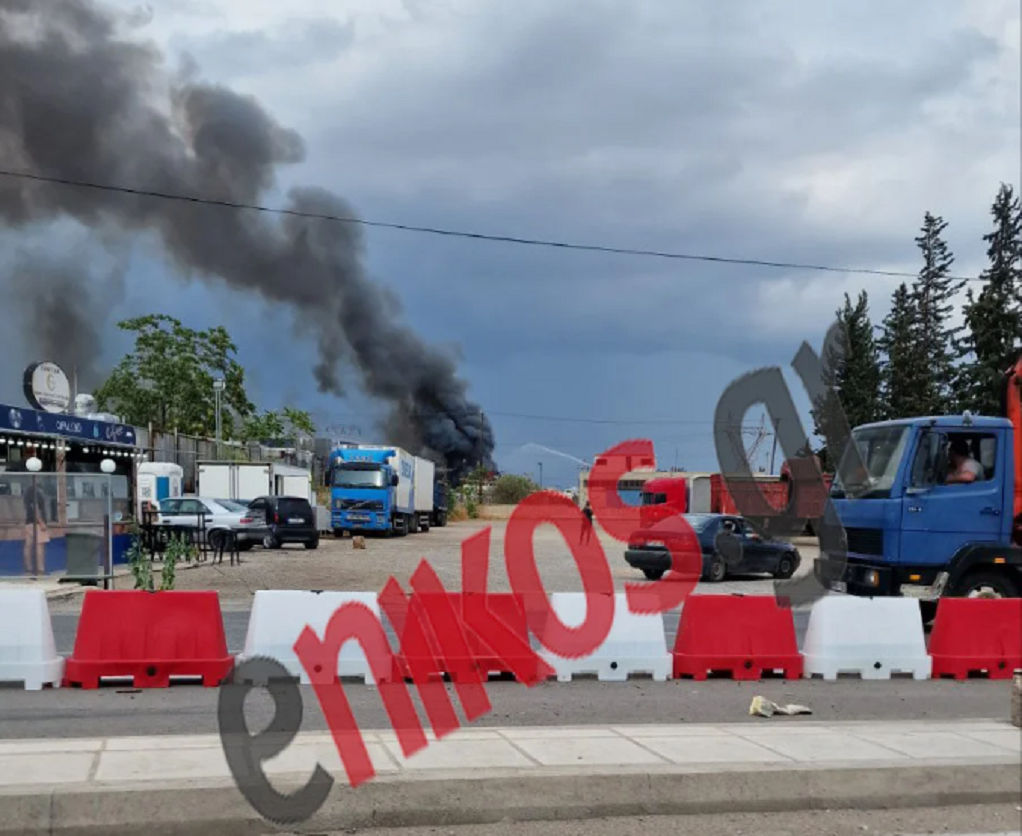 Μάνδρα: Κατεσβέσθη η πυρκαγιά που είχε ξεσπάσει σε εργοστάσιο ανακύκλωσης