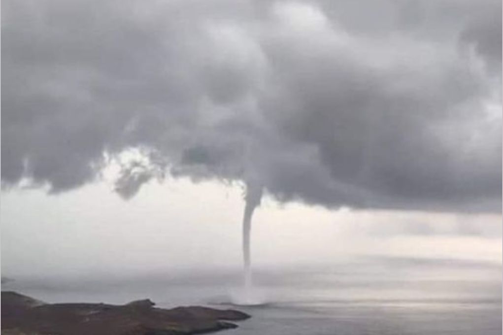 Συγκλονιστική φωτογραφία: Υδροστρόβιλος σημειώθηκε πριν από λίγο στην Μύκονο