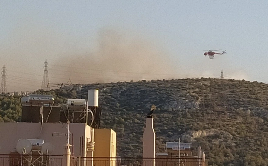 Φωτιά στον Κορυδαλλό: Βελτιωμένη η κατάσταση – Συνεχίζεται η επιχείρηση της πυροσβεστικής
