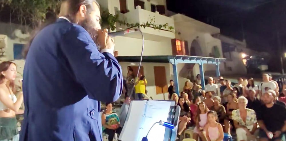 Νάξος: Ιερέας σε ρόλο… ράπερ – Έπιασε το μικρόφωνο και καταχειροκροτήθηκε (vids)