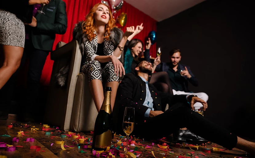 «Η γυναίκα μου πηγαίνει σε πάρτι για swingers και εμφανίζεται ως ζευγάρι με τον αδερφό μου»