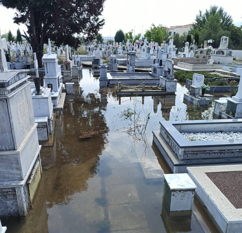 Πτολεμαΐδα: Πρωτοφανείς εικόνες στα πλημμυρισμένα κοιμητήρια μετά την κακοκαιρία (vid & pics)