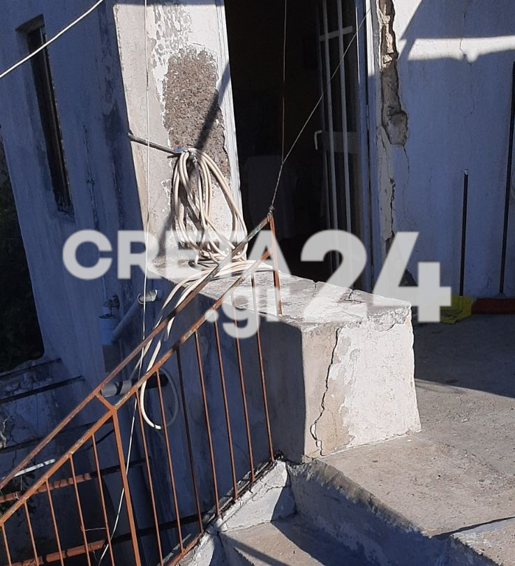Ρέθυμνο: Έτσι σκοτώθηκε η γυναίκα σπίτι της – Εικόνες από το πάτωμα που κατέρρευσε μέσα στην κουζίνα