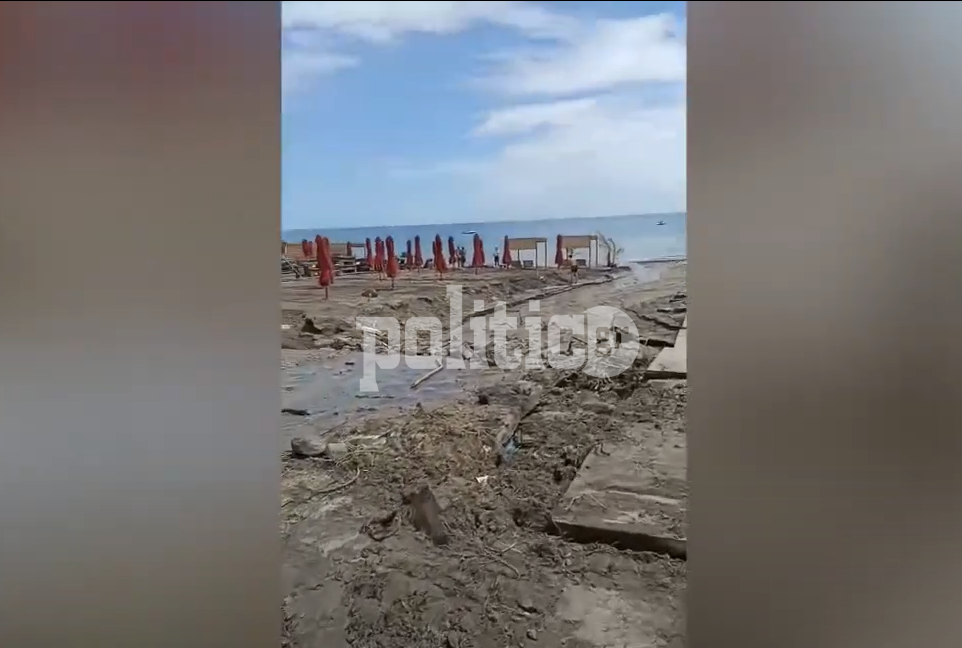 Ισχυρή βροχόπτωση στη Σαντορίνη – Μηχανάκια παρασύρθηκαν στη θάλασσα (vid)