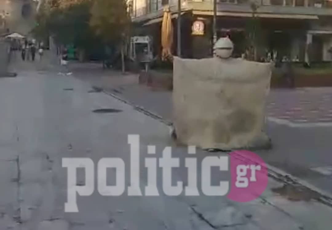 Απίστευτο θέαμα στη Θεσσαλονίκη: Άντρας με «μανδύα» περιφερόταν στους δρόμους (vid)
