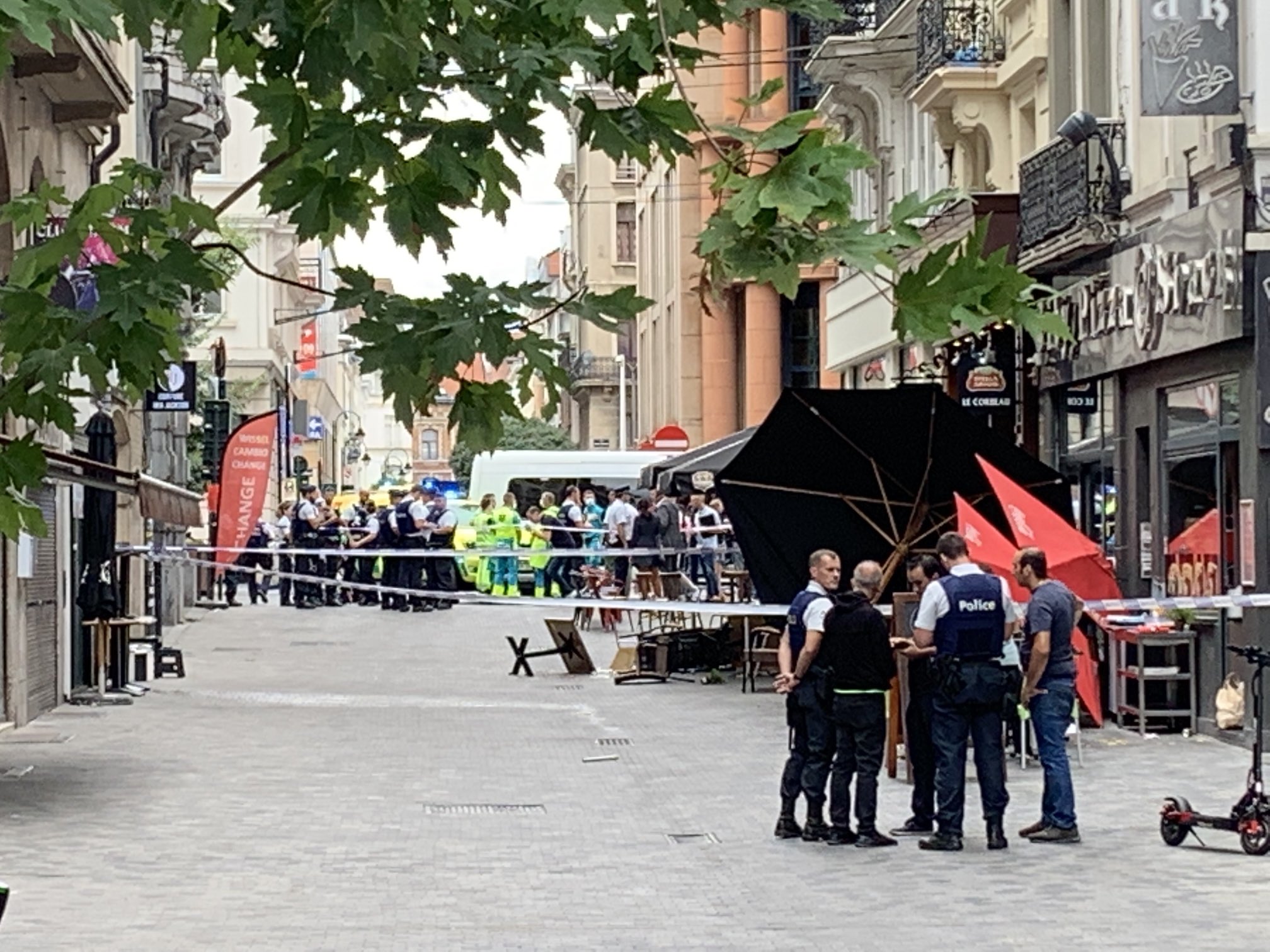 Βρυξέλλες: Βαν “καρφώθηκε” σε καφετέρια – Έξι τραυματίες (vid)