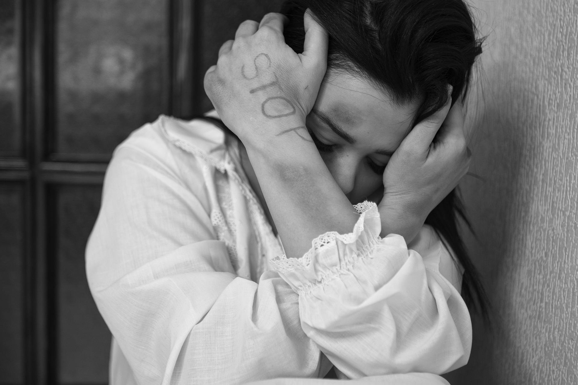«Αν δεν σε έχω εγώ, δεν θα σε έχει κανένας – Θα σε σκοτώσω» – Τι καταγγέλλει νέο θύμα ενδοοικογενειακής βίας