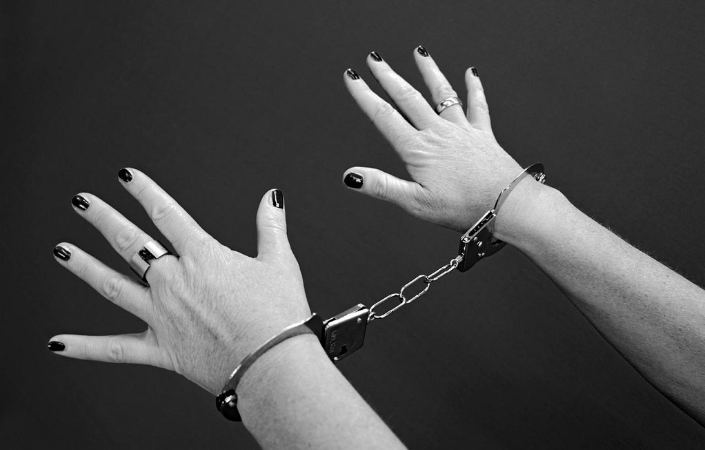Χειροπέδες σε 51χρονη που το «έπαιζε» δικηγόρος και εξαπατούσε πολίτες