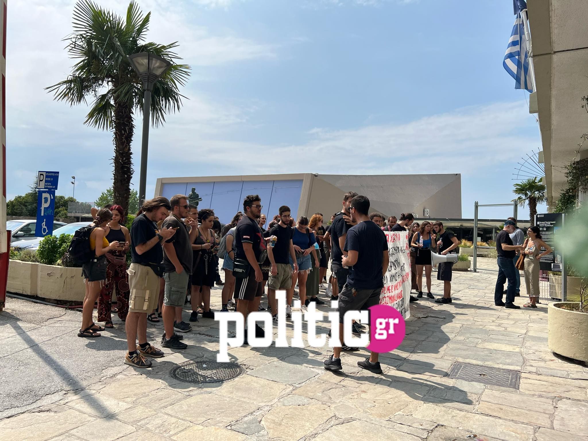 Θεσσαλονίκη: Διαμαρτυρία φοιτητών για τα τουρνικέ στο ΑΠΘ (pics & vid)