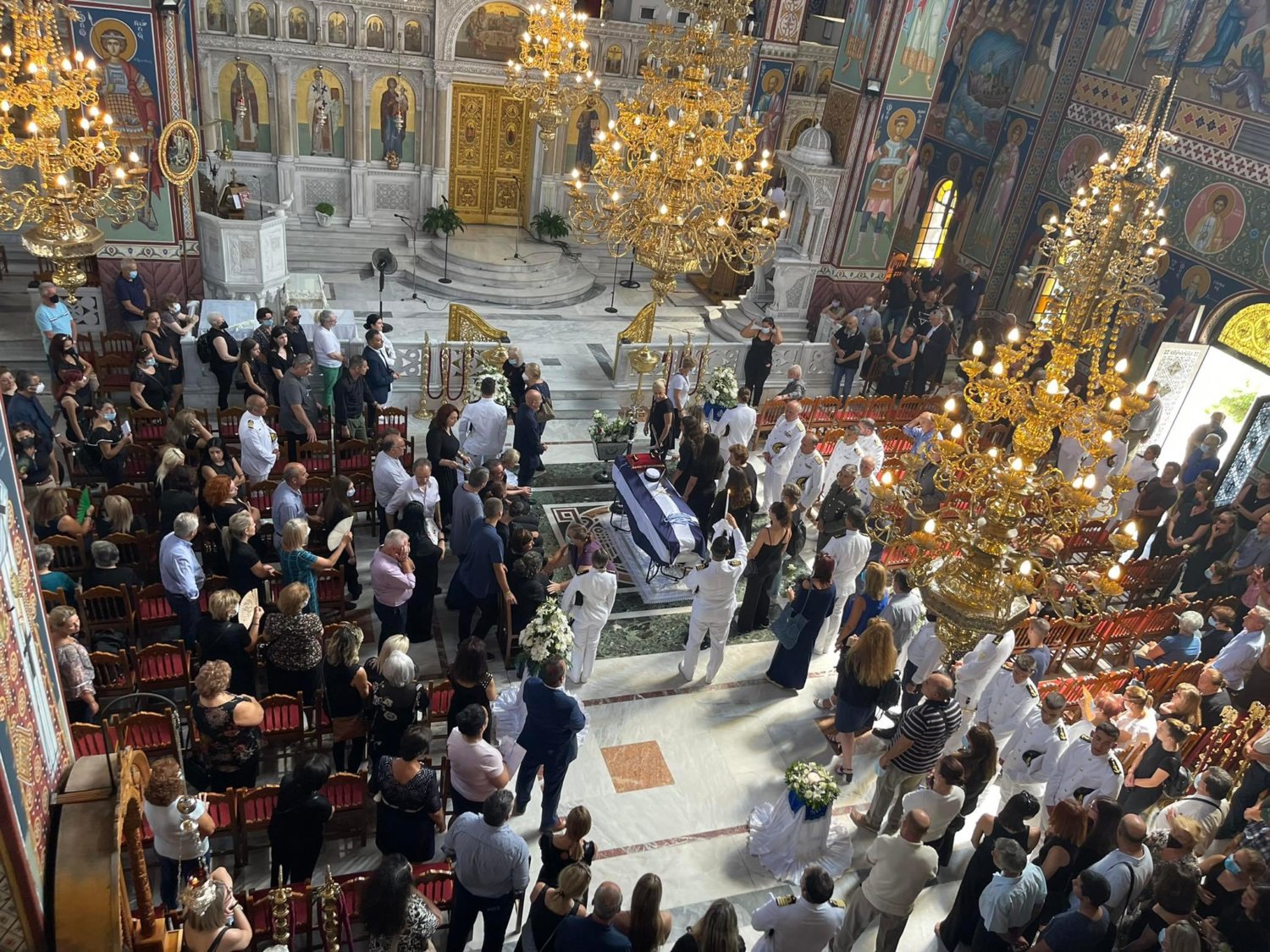 Λάρισα: «Δεν θα σε ξεχάσουμε ποτέ» – Σπαρακτικές στιγμές στο τελευταίο αντίο στην Θάλεια Κορδαμπάλου