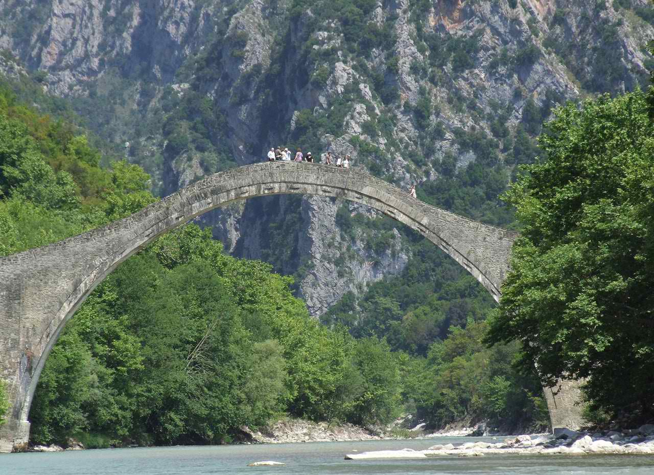 Ήπειρος: Νεκρός 60χρονος άνδρας – Βούτηξε στο κενό από την γέφυρα του Αράχθου