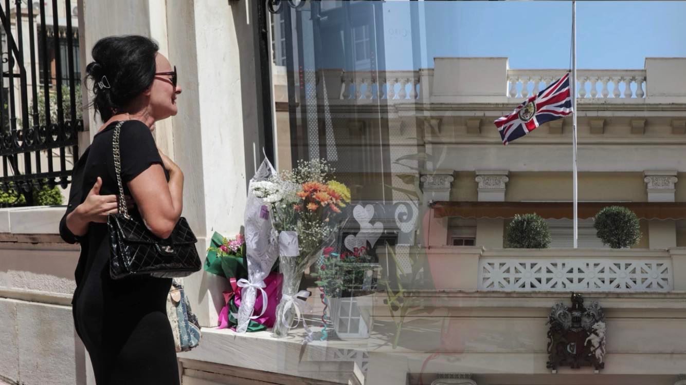 Λουλούδια και σημειώματα έξω από την πρεσβεία του Ηνωμένου Βασιλείου στην Αθήνα