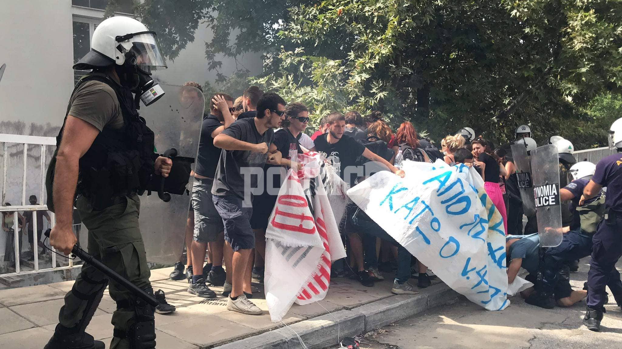 ΑΠΘ: Επεισόδια μεταξύ φοιτητών και αστυνομικών δυνάμεων έξω από την ΣΘΕ (ΦΩΤΟ)