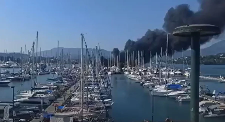 Καίγονται σκάφη στην Κέρκυρα – Τιτάνια «μάχη» με τις φλόγες (vid)