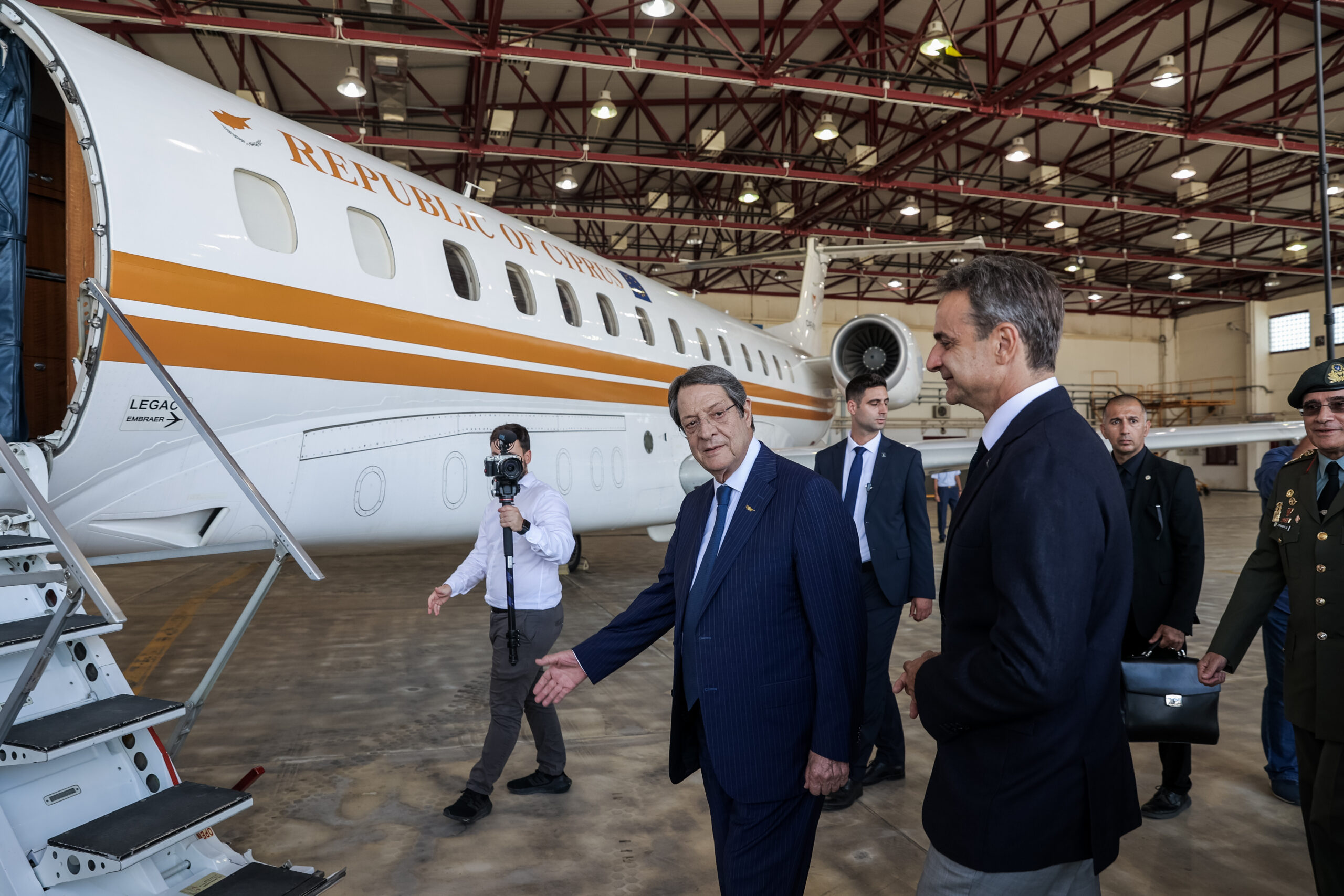 Παρουσία Μητσοτάκη – Αναστασιάδη η τελετή παράδοσης – παραλαβής του αεροσκάφους που δωρίζει η Ελλάδα στην Κύπρο