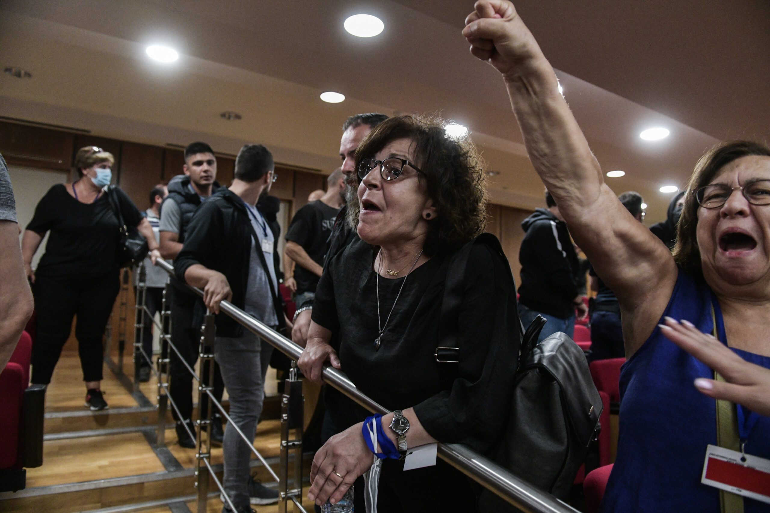 «Χαμός» στη δίκη της Χρυσής Αυγής: Συνθήματα και μπουκάλια στον αέρα – «Κράταγαν» τη Μάγδα Φύσσα (pics)