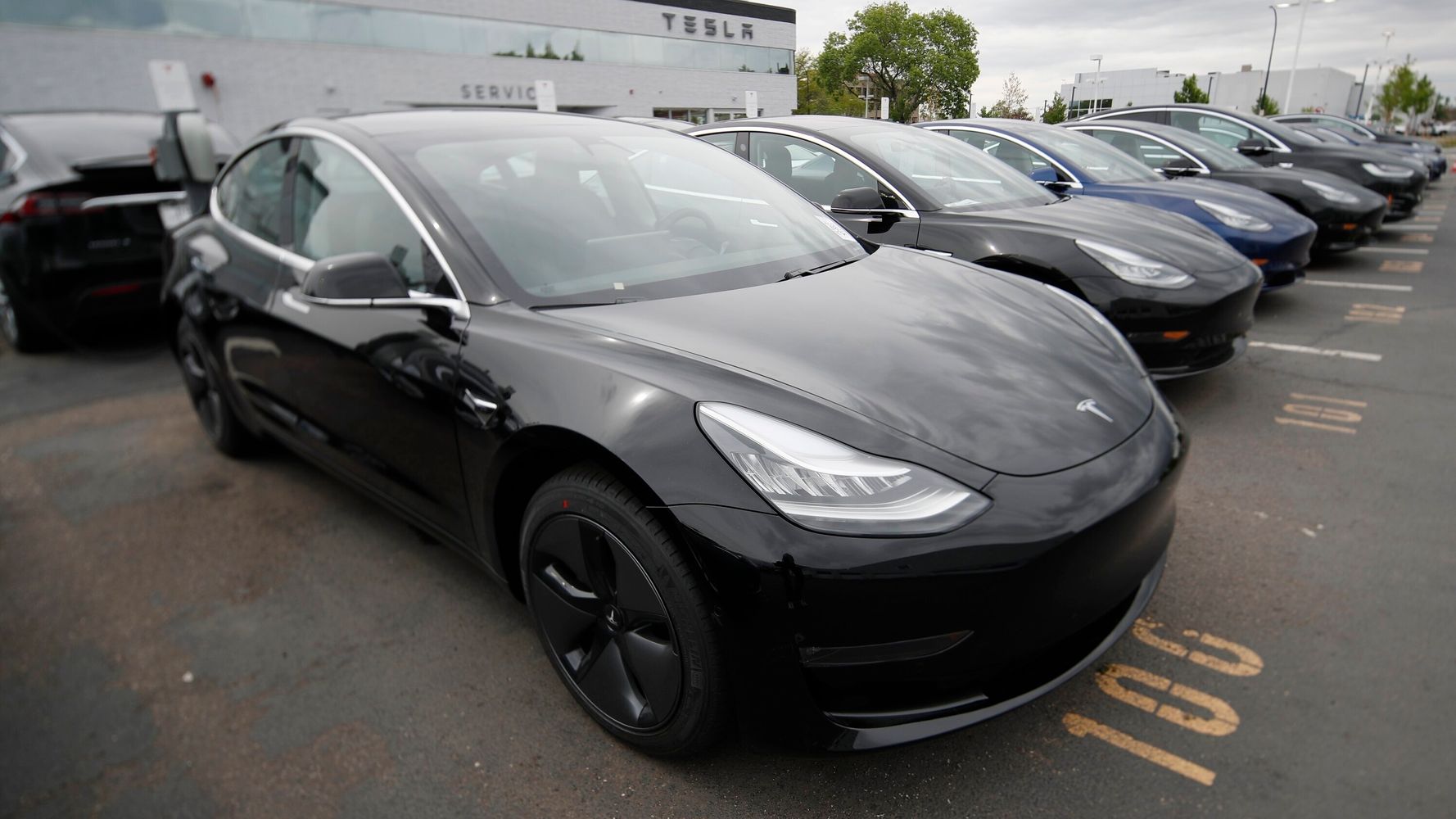 Tesla: Ανακαλεί περισσότερα από 1 εκατ. οχήματα λόγω “θεμάτων ασφαλείας”