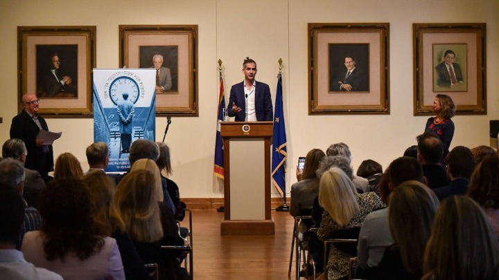 Ο Κ. Μπακογιάννης βράβευσε τον διακεκριμένο ποιητή Ντέινα Τζόια