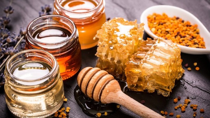 Πώς να μην κολλάει το μέλι στο κουτάλι (ΒΙΝΤΕΟ)