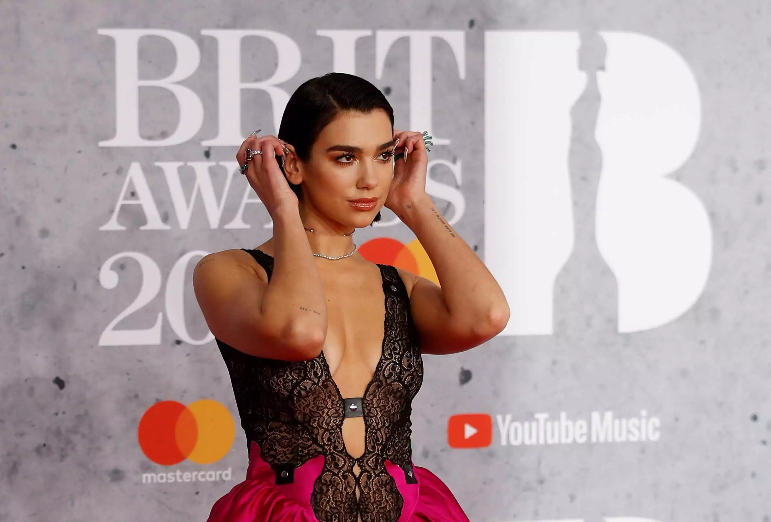 Dua Lipa και Trevor Noah: Φουντώνουν οι φήμες ότι είναι ζευγάρι μετά το ρομαντικό δείπνο στη Νέα Υόρκη (vid)