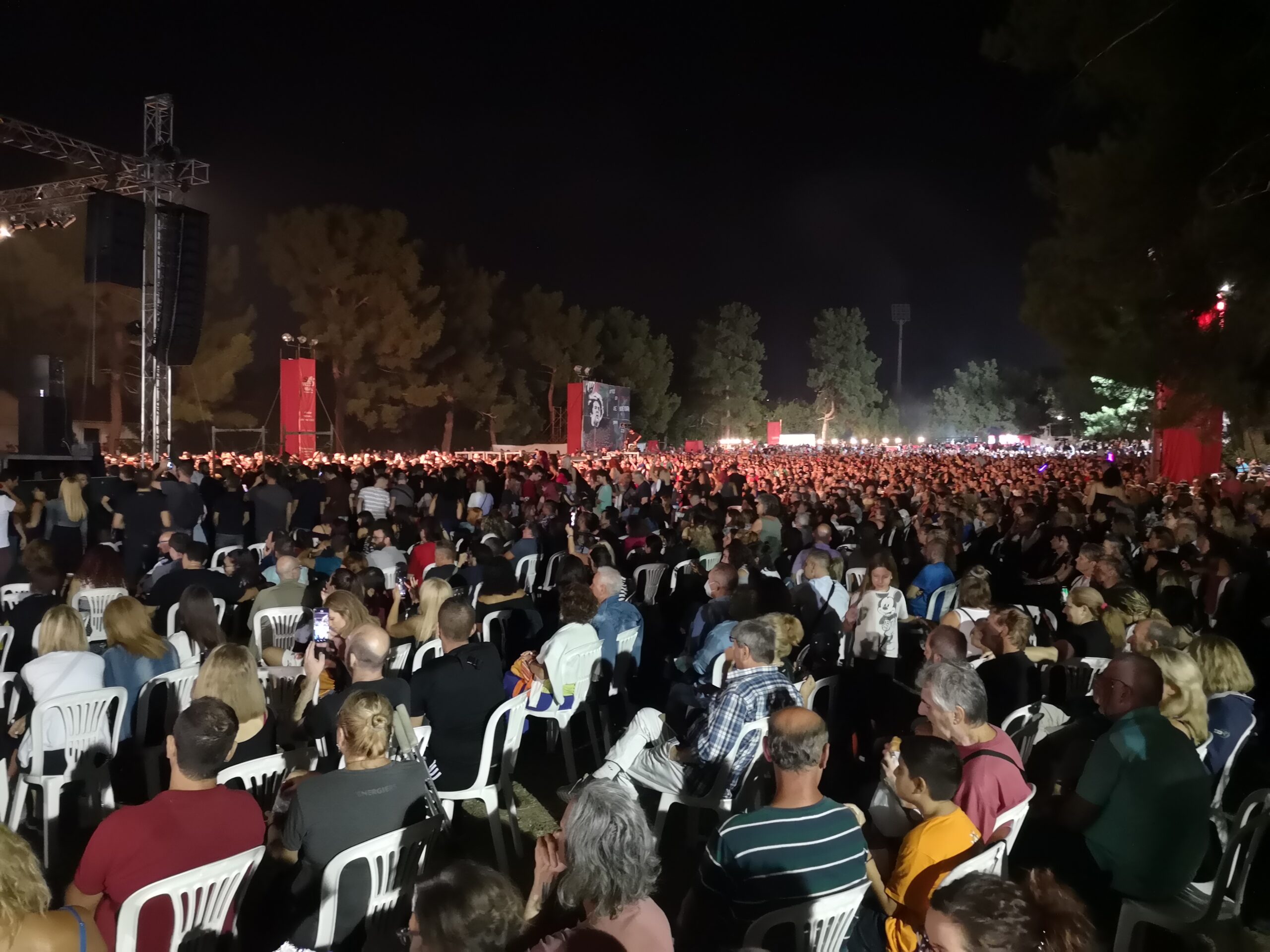 «Πανικός» για τον Βασίλη Παπακωνσταντίνου στο 48ο Φεστιβάλ ΚΝΕ (vid)