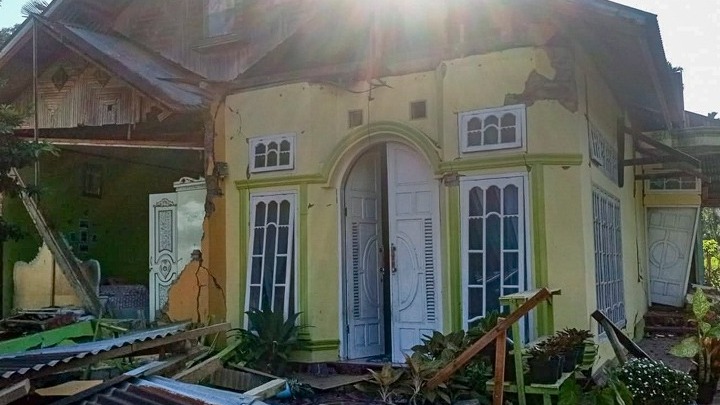 Ινδονησία: 200 κάτοικοι εγκατέλειψαν τα σπίτια τους ύστερα από σεισμό 6,1 βαθμών