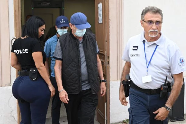 Γαλλίδα αστυνομικός προκαλεί φρενίτιδα στο Twitter (vid)