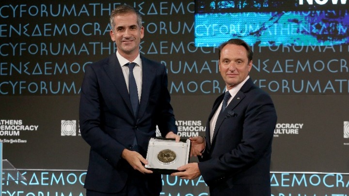 Ο Κ. Μπακογιάννης απένειμε το Βραβείο Δημοκρατίας της πόλης των Αθηνών στον Ζελένσκι