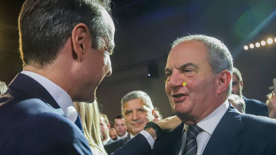 Οι τόνοι πέφτουν στη ΝΔ αλλά το τραύμα παραμένει ανοιχτό και το χάσμα αγεφύρωτο