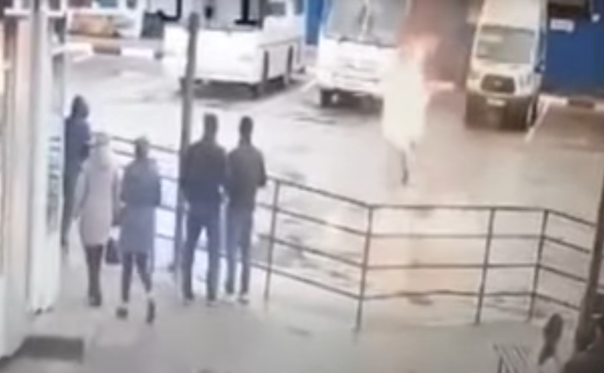 Ρωσία: Άνδρας αυτοπυρπολήθηκε για να μην πάει στον πόλεμο – Δείτε το βίντεο
