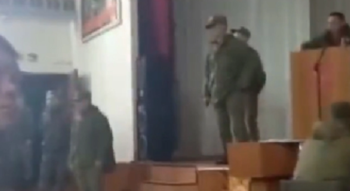 Ρώσος στρατιωτικός σε ανεκπαίδευτους επίστρατους: «Βγάλτε τον σκασμό – Τέλειωσαν τα παιχνίδια»
