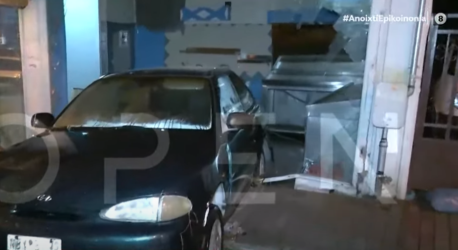 Θεσσαλονίκη: Τα νερά της βροχής παρέσυραν ΙΧ και καρφώθηκε σε βιτρίνα καταστήματος (vid)