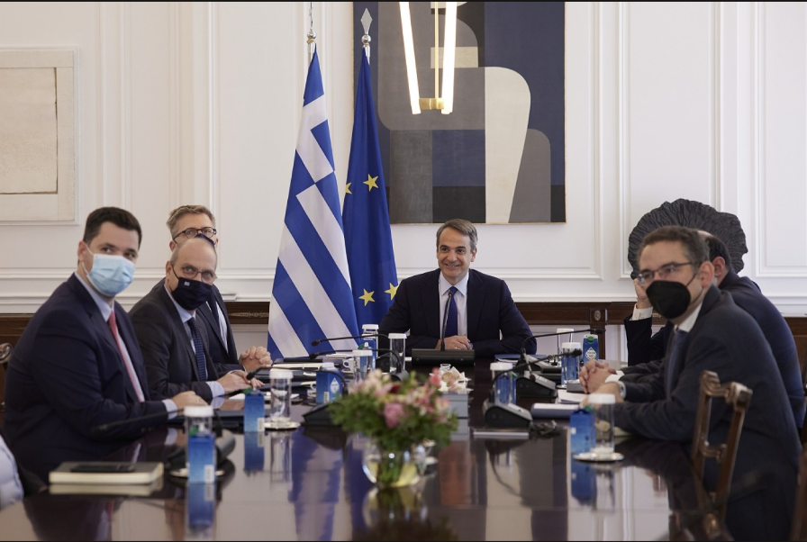 Ο Μητσοτάκης τρολάρει τους βουλευτές του για το χρόνο των εκλογών…