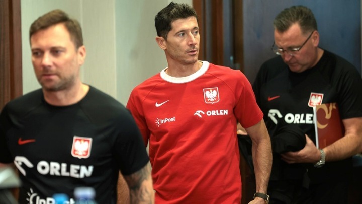 Ο Σεβτσένκο έδωσε περιβραχιόνιο με τα χρώματα της Ουκρανίας στον Λεβαντόφσκι για να φορέσει στο Μουντιάλ