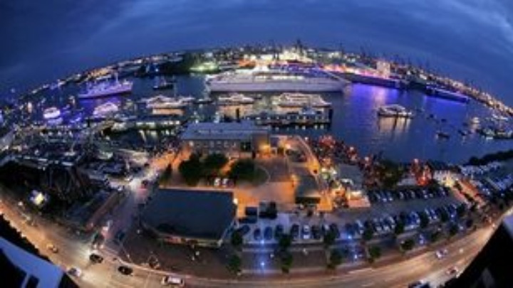 Νέα έρευνα: Τα μπλε φώτα των δρόμων αυξάνουν την αϋπνία και τους κινδύνους για την υγεία