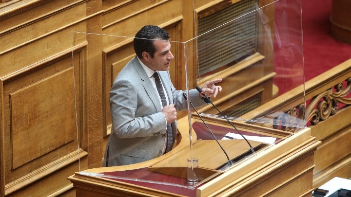 Εκνευρισμένος ο Πλεύρης με τη Μαρία Απατζίδη για το πόθεν έσχες του – «Συμπεριφέρεστε ως τρολ του διαδικτύου»