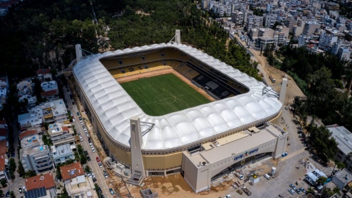 Έπεσαν δακρυγόνα έξω από την OPAP Arena – Απρόκλητη χρήση χημικών από την ΕΛ.ΑΣ