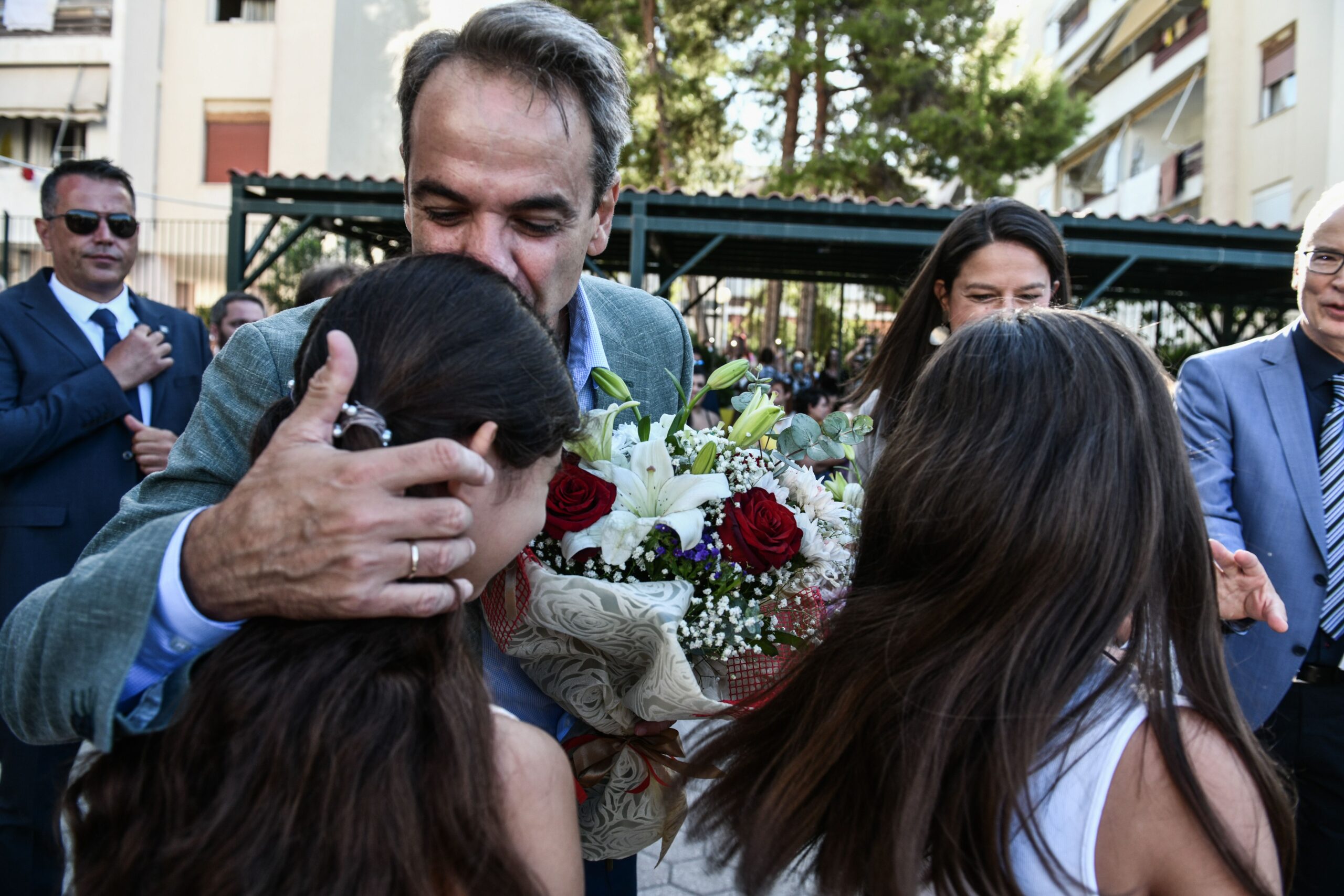 Δημοτικό σχολείο της Δραπετσώνας επισκέφτηκε ο Κυριάκος Μητσοτάκης για τον αγιασμό (pics)