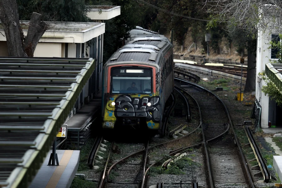 ΣΟΚ- Άγνωστος πέταξε πέτρα σε συρμό του ΗΣΑΠ και τραυμάτισε γυναίκα στο κεφάλι