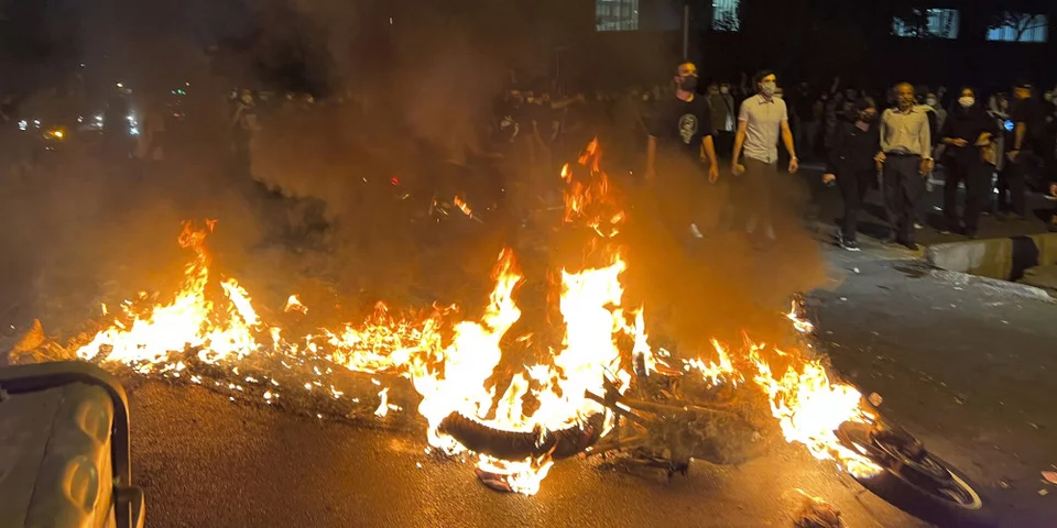 Ιράν: Δύο αστυνομικοί νεκροί στις διαδηλώσεις
