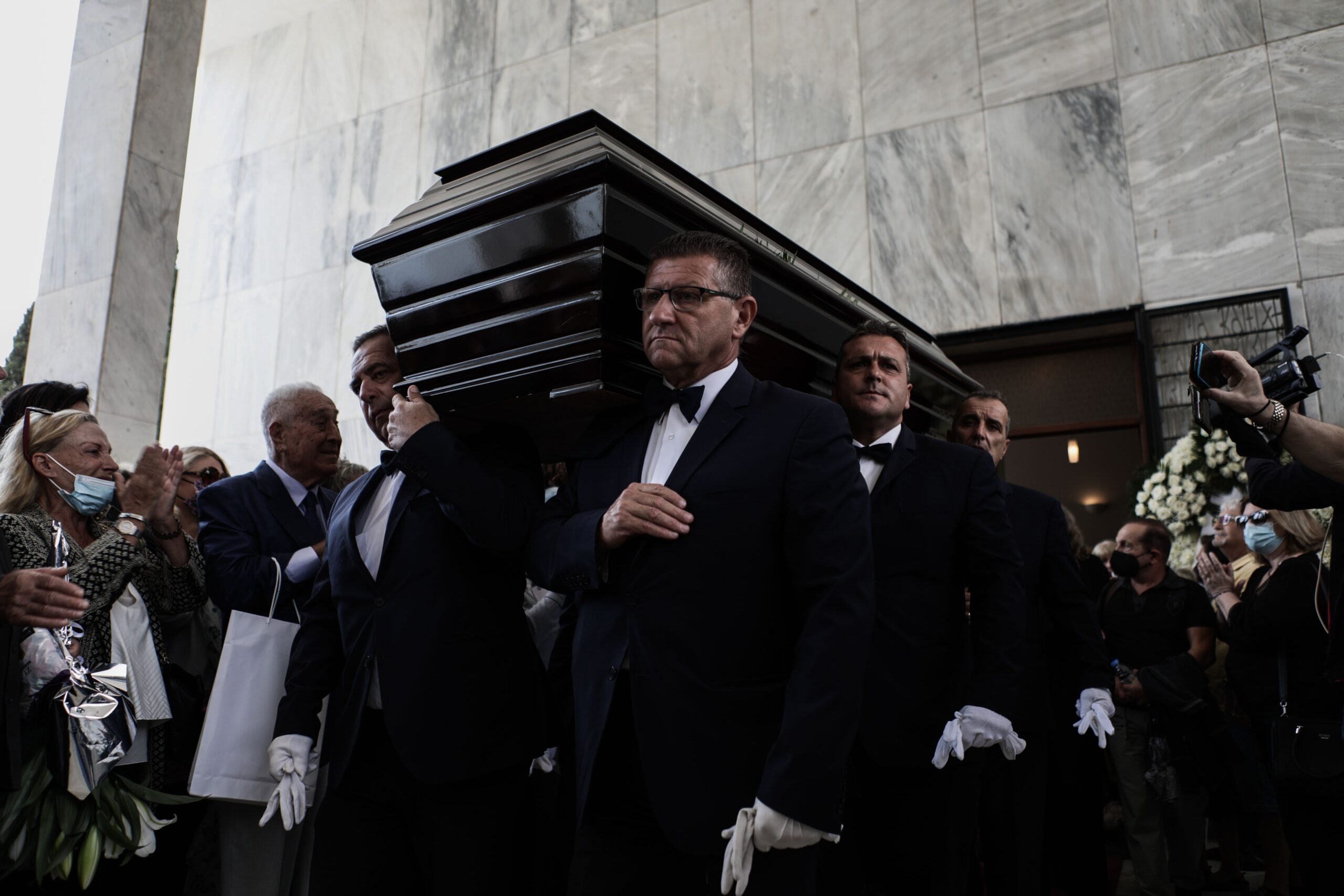 Ραγίζουν καρδιές στο τελευταίο αντίο στην Μάρθα Καραγιάννη (pics & vid)
