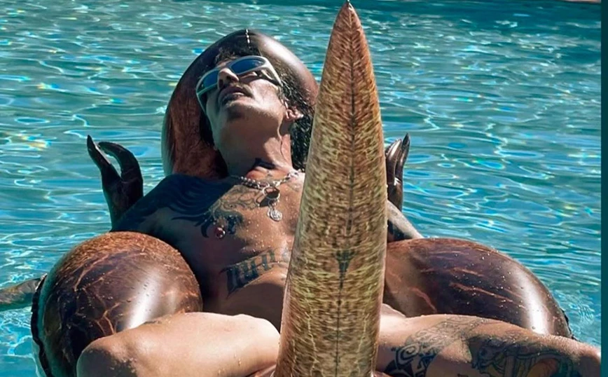 Tommy Lee: Έξαλλος με την «αστυνομία» του instagram που κατέβασε τη φωτογραφία στην οποία φορούσε μόνο ένα κολιέ (pics & vid)