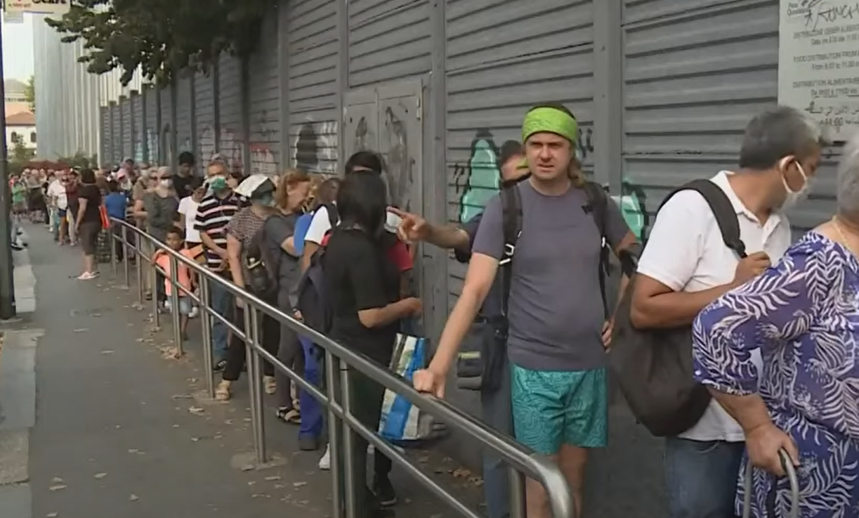 Ιταλία: Τεράστιες ουρές στο Μιλάνο για  δωρεάν βασικά τρόφιμα (vid)