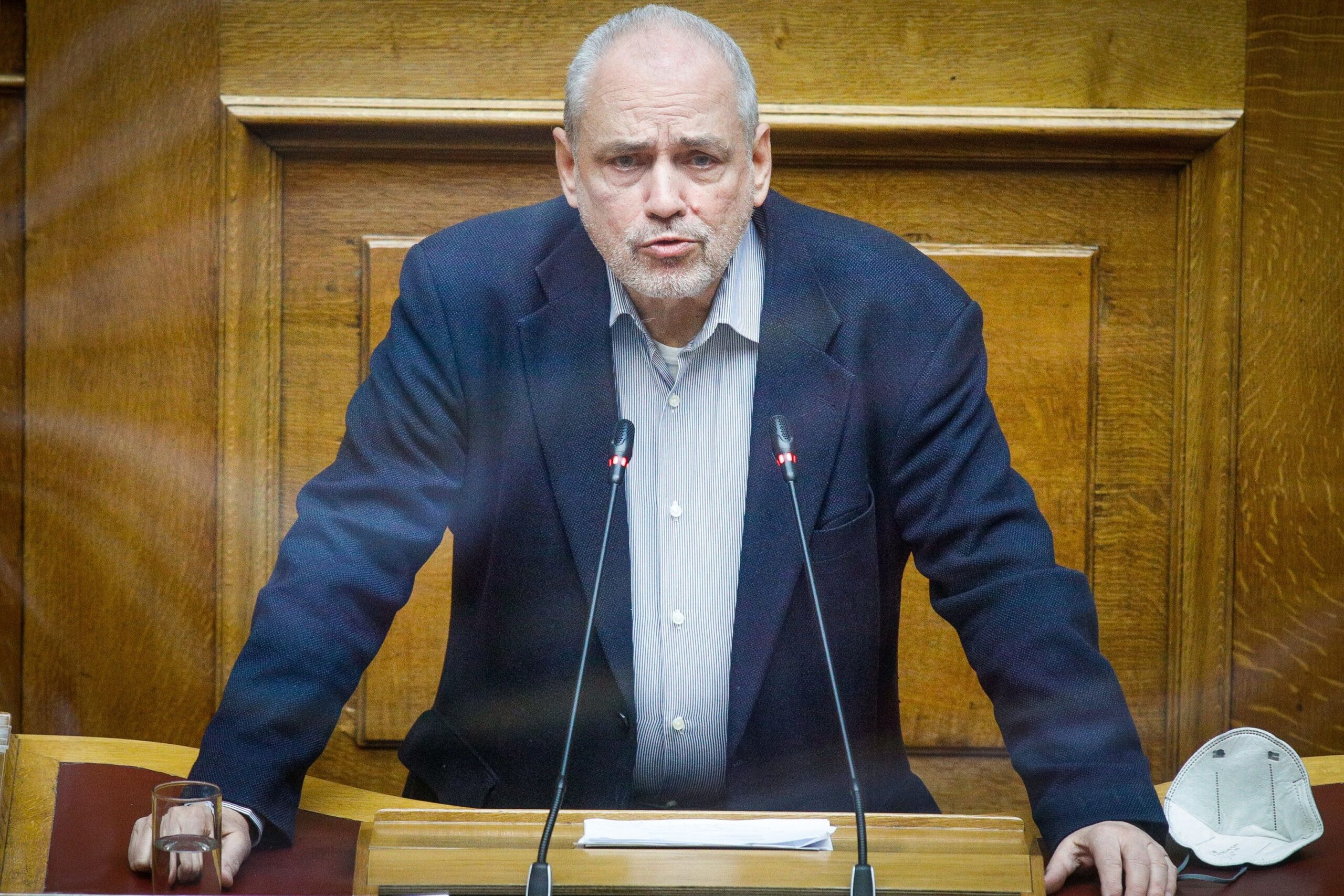 Γ. Παπαηλιού στην POLITIC: «Η εντολή Μητσοτάκη είναι όλα στο σκοτάδι»