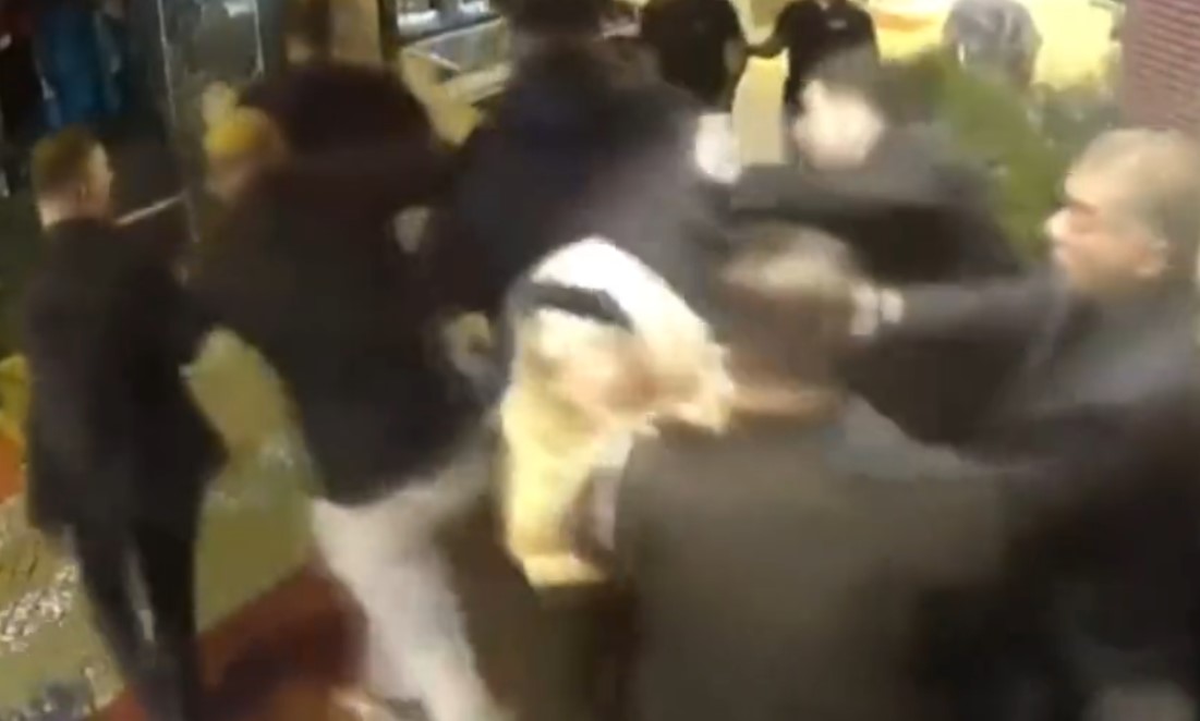 Κωνσταντινούπολη: Πελάτης έριξε κουτουλιά σε πορτιέρη και μετά τον ξυλοκόπησαν άγρια 10 μπράβοι (vid)