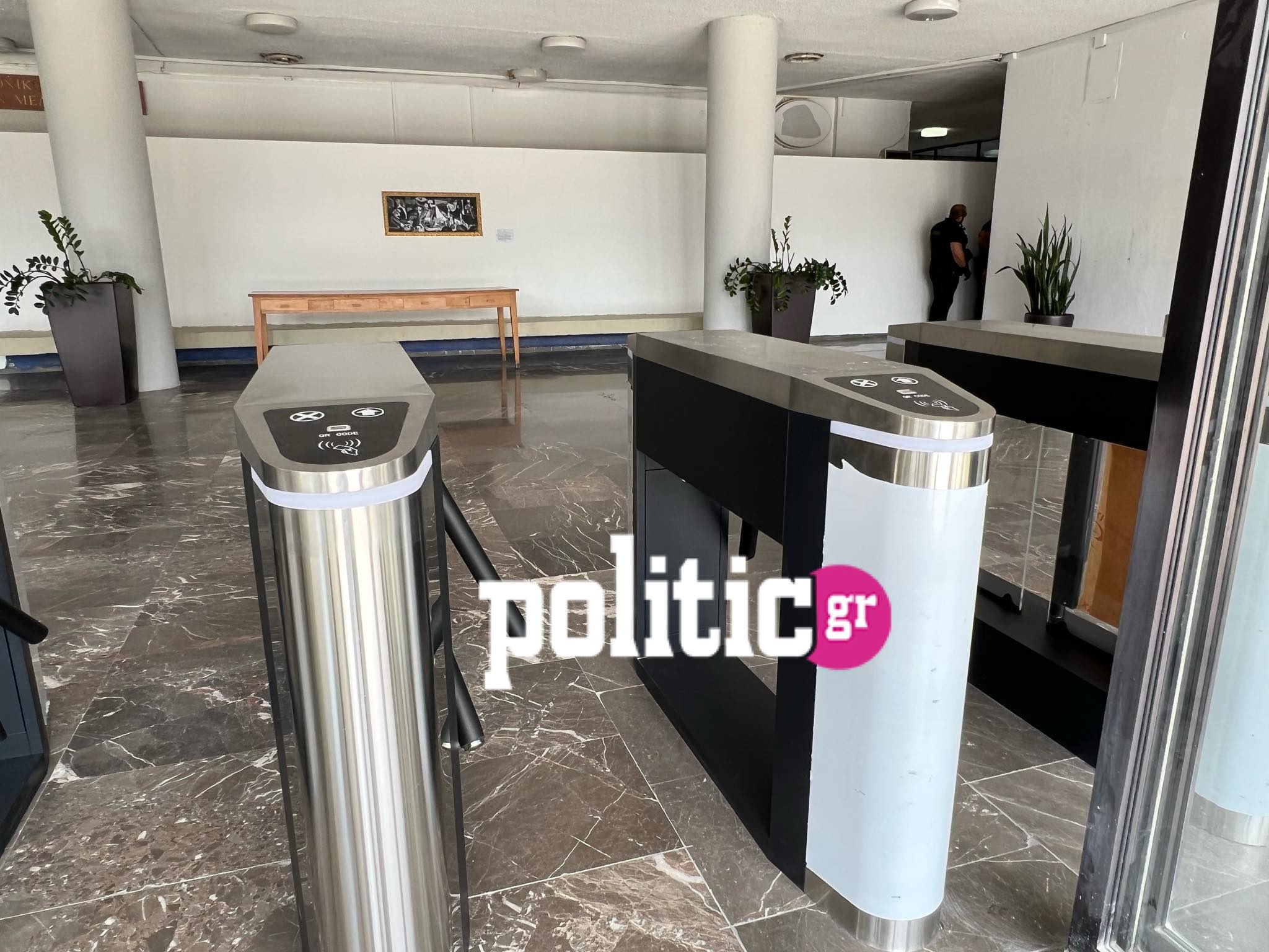 ΑΠΘ: Έσπασαν τα τουρνικέ στο κτήριο διοίκησης