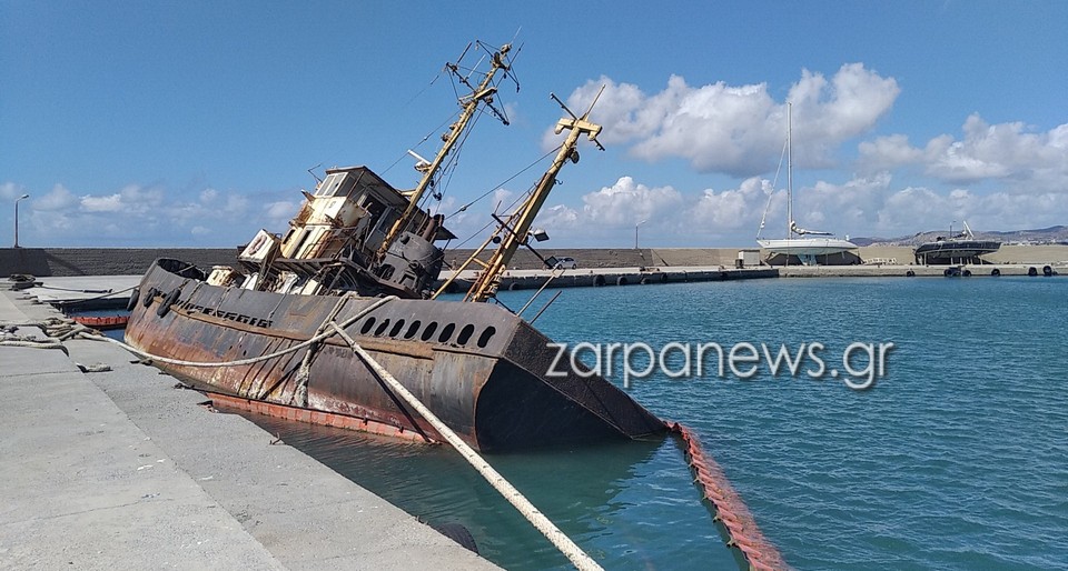 Χανιά: Έξι χρόνια μετά, ανοίγει ο δρόμος για την ανέλκυση του μισοβυθισμένου πλοίου στην Παλαιοχώρα
