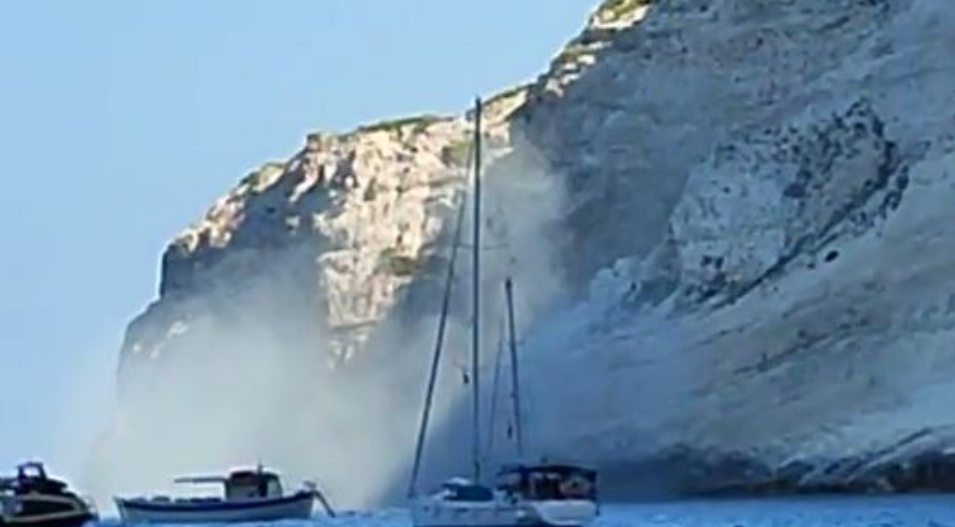 Ζάκυνθος: Κατολισθήσεις στην παραλία «Ναυάγιο» μετά τον ισχυρό σεισμό (vids)